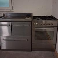 Cucina con stufa a legna