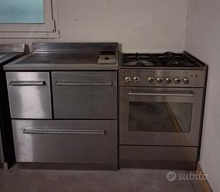 Cucina con stufa a legna