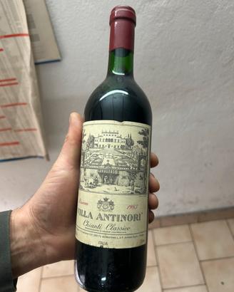 Bottiglia di vino villa antinori 1983