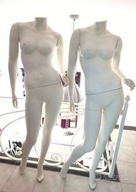 Coppia di manichini femminili 