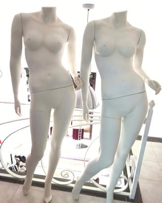 Coppia di manichini femminili 