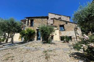 Rustico / Casale di 185 m² con più di 5 locali a B