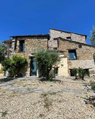 Rustico / Casale di 185 m² con più di 5 locali a B
