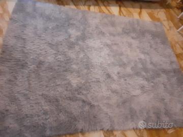 Tappeto a pelo lungo grigio