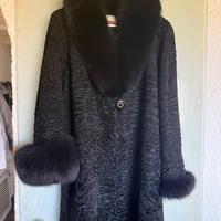 giacca di astrakan. collo e polsini in volpe