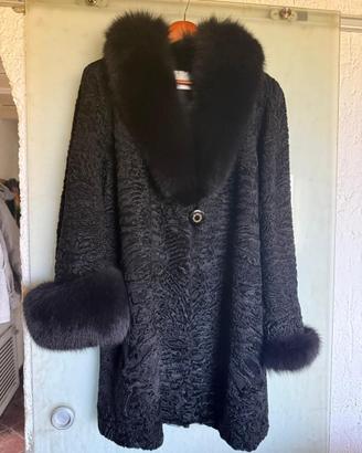 giacca di astrakan. collo e polsini in volpe