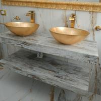 Due lavabi in ceramica sospesi e mobiletto 