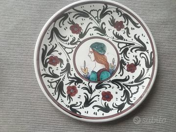 Due piatti ceramica Deruta stile Bella Donna