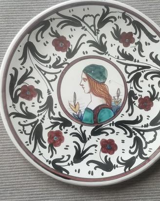 Due piatti ceramica Deruta stile Bella Donna