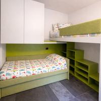 Cameretta per bambini 2+1 letti armadio scrivania