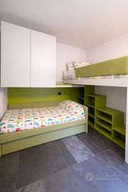 Cameretta per bambini 2+1 letti armadio scrivania