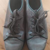Scarpe con i lacci, suola leggermente rovinata.