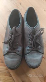 Scarpe con i lacci, suola leggermente rovinata.