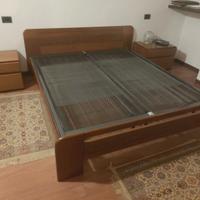 Letto matrimoniale con cassettiera e comodini