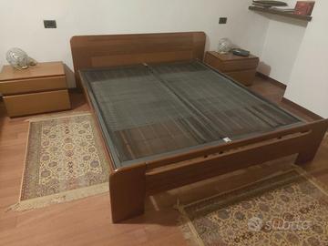 Letto matrimoniale con cassettiera e comodini