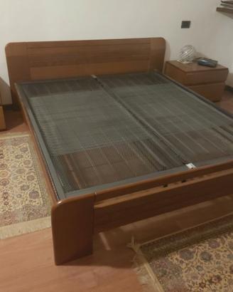 Letto matrimoniale con cassettiera e comodini