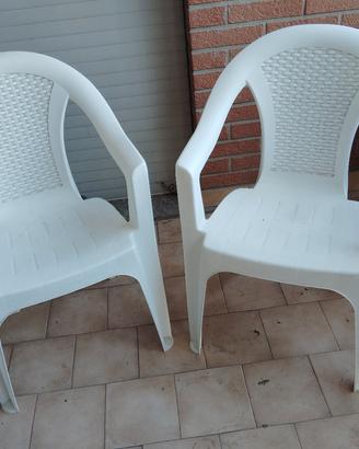 due sedie in plastica bianche