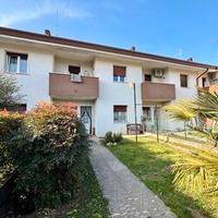 VILLETTA A SCHIERA CON GIARDINO