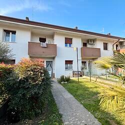 VILLETTA A SCHIERA CON GIARDINO