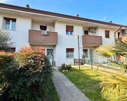 VILLETTA A SCHIERA CON GIARDINO