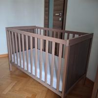 Lettino IKEA in legno massello con materasso 