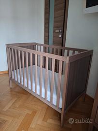Lettino IKEA in legno massello con materasso 