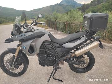 BMW F 800 GS con valige
