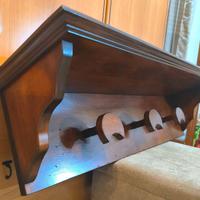 Appendiabiti da parete in legno con ripiano.