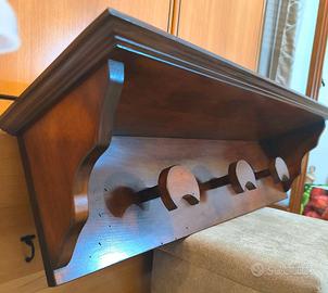 Appendiabiti da parete in legno con ripiano.