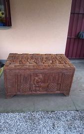 Baule etnico intagliato a mano