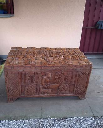 Baule etnico intagliato a mano
