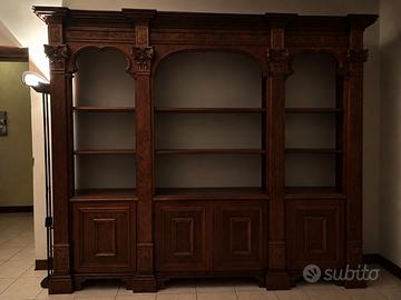 Libreria classica in legno scuro intagliato