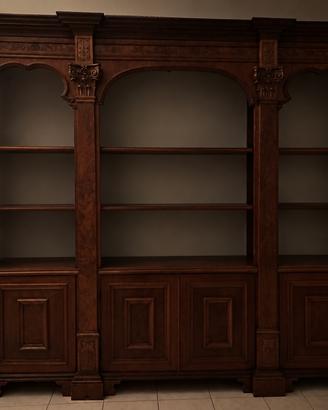 Libreria classica in legno scuro intagliato