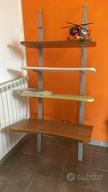 Libreria/scrivania a muro con scaffali