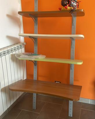 Libreria/scrivania a muro con scaffali