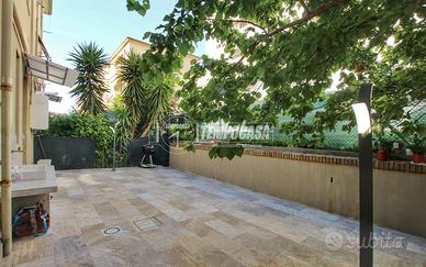 TRILOCALE RISTRUTTURATO CON CORTE