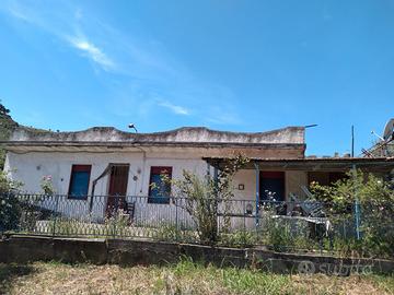 Villino da ristrutturare con garage e terreno