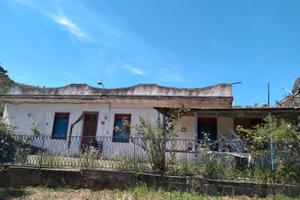 Villino da ristrutturare con garage e terreno