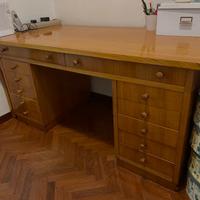 Grande scrivania in legno con cassetti