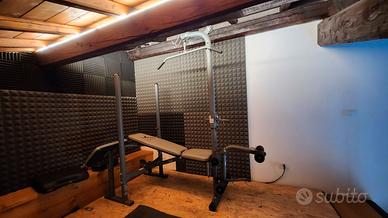 Panca multifunzione con lat machine e accessori