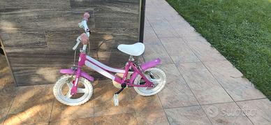 Bicicletta e vari oggetti bimba