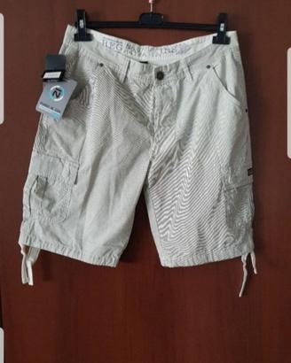 Pantaloncini nuovi con etichetta