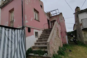 Casa/rustico semindipendente da ristrutturare