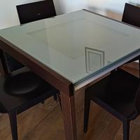 Tavolo in cristallo con sedie