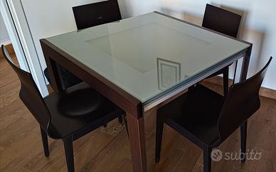 Tavolo in cristallo con sedie