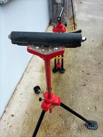 tre piedi regolabili 