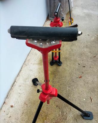 tre piedi regolabili 