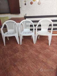Set tre poltroncine in resina bianche.