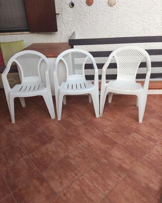 Set tre poltroncine in resina bianche.