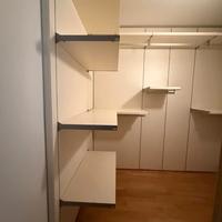 Parete attrezzata con mensole e aste porta abiti